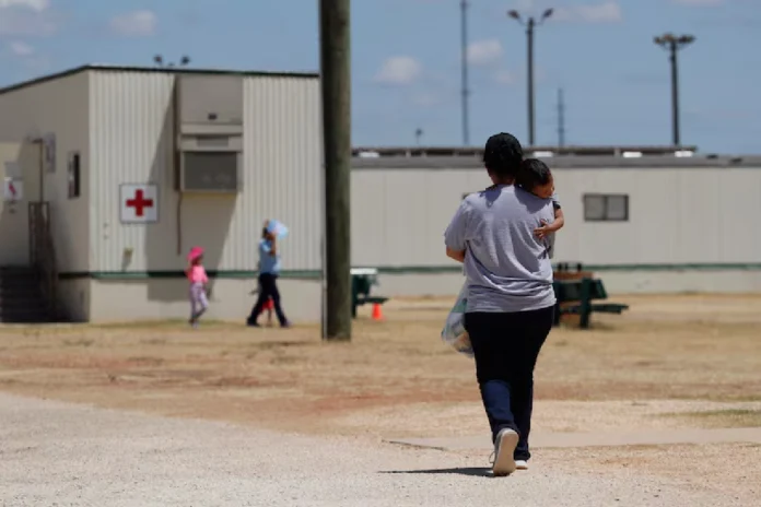 Bebé mexicano con bronquitis es deportado tras 3 semanas en centro migratorio de Texas