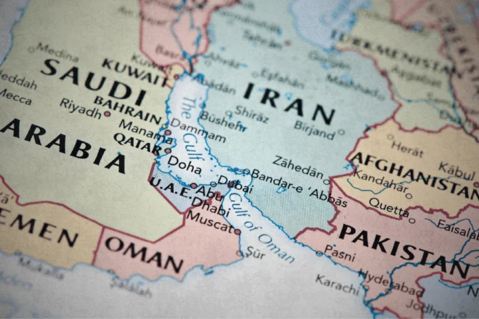 Buques petroleros cruzando el estrecho de Ormuz en medio de tensión militar iraní Cierre del estrecho de Ormuz: Irán bloquea la ruta petrolera más importante