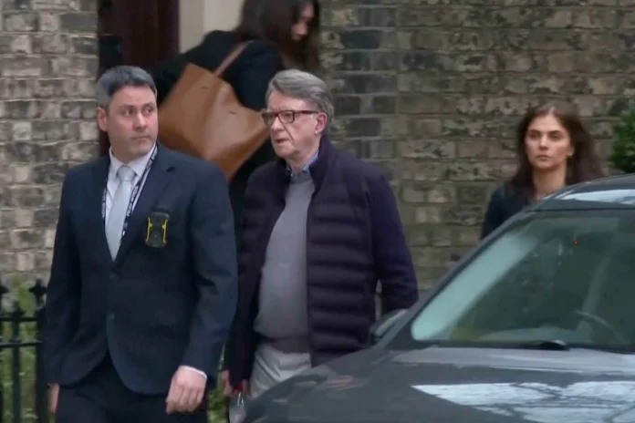 Peter Mandelson saliendo de su domicilio en Londres escoltado por agentes tras su arresto por el caso Epstein