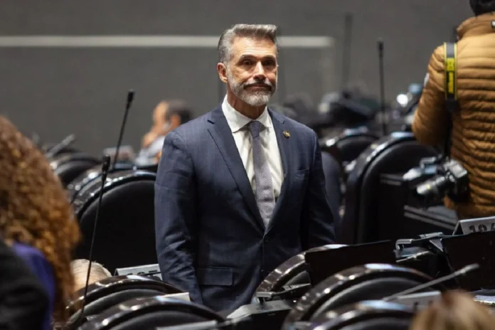 Sergio Mayer enfrenta proceso de expulsión de Morena tras licencia para reality show