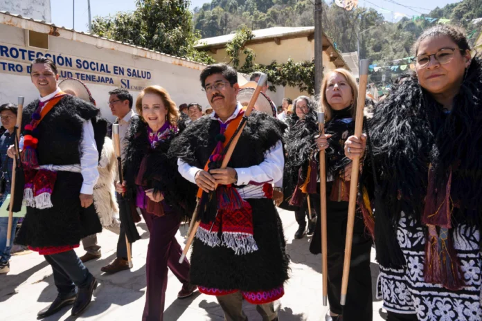 Suprema Corte sesionando en la plaza pública de Tenejapa Chiapas con trajes tradicionales tsotsiles_1 Ministros de la Suprema Corte sesionando en la plaza pública de Tenejapa Chiapas con trajes tradicionales tsotsiles