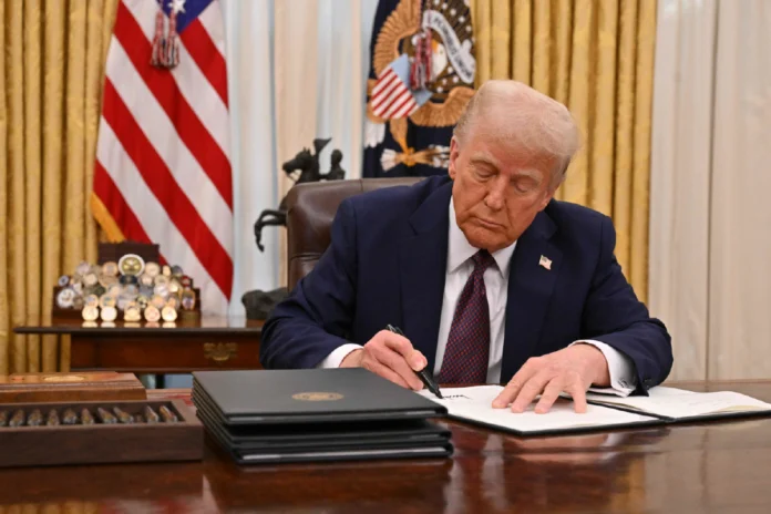 Trump impondrá identificación obligatoria a votantes, con o sin aval del Congreso Trump impondrá identificación obligatoria a votantes, con o sin aval del Congreso