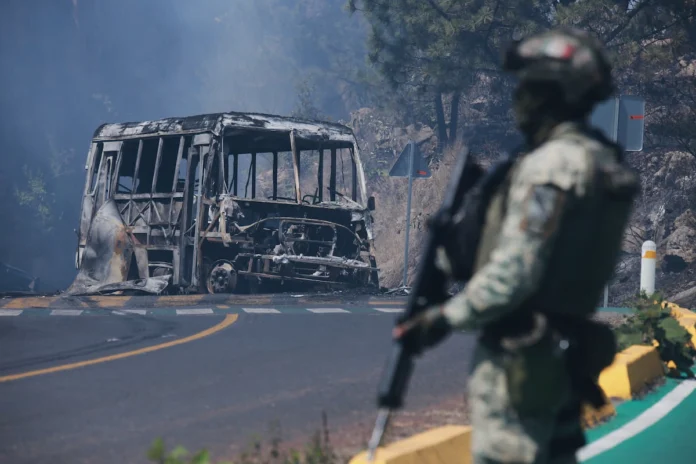 Vehículos incendiados tras reacción del CJNG en Jalisco luego de la muerte de El Mencho_1 500 vehículos calcinados en el operativo contra CJNG