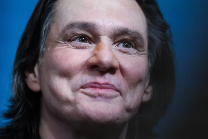 Alexis Stone caracterizado como Jim Carrey en experimento social en París