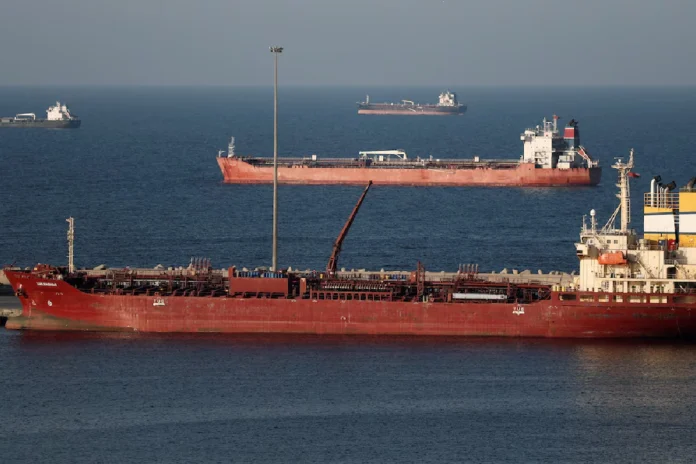 Buques petroleros transportando crudo en altamar durante crisis energética mundial