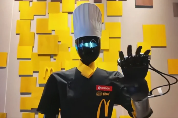 Robot humanoide atendiendo clientes en McDonald’s de Shanghái Robot humanoide atendiendo clientes en McDonald’s de Shanghái