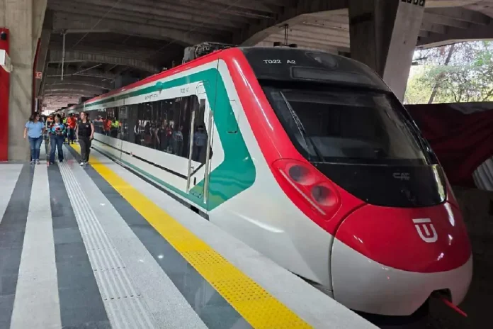 Tren Suburbano al AIFA arranca con retrasos y caos en estaciones Tren Suburbano al AIFA arranca con retrasos y caos en estaciones