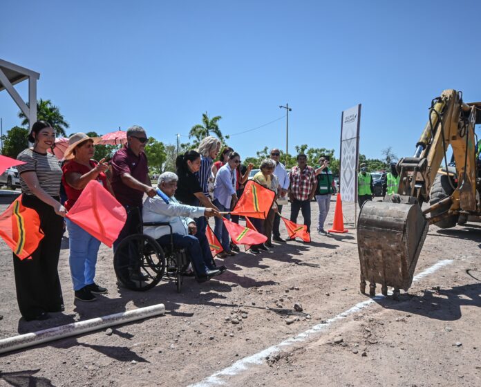 Claudia Santacruz durante el arranque de las obras de rehabilitación de la red de agua potable en Tobarito