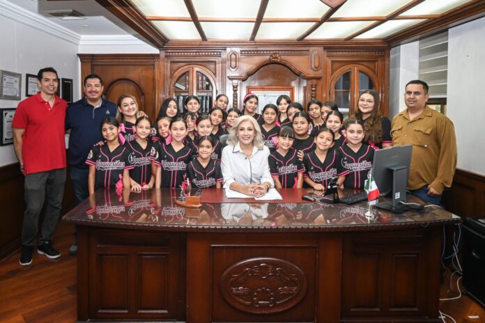 Claudia Santacruz entrega material deportivo a las Yaquesitas de Estación Corral en Cajeme Claudia Santacruz entrega material deportivo a las Yaquesitas de Estación Corral en Cajeme