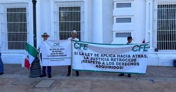 Jubilados y pensionados de la CFE durante manifestación frente a Palacio de Gobierno en Hermosillo.