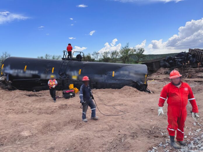Personal de Profepa supervisa trabajos tras el derrame químico provocado por un tren de Ferromex en Sonora