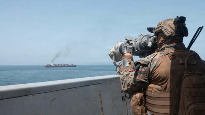 Columnas de humo sobre infraestructura militar en el Golfo durante la escalada entre Estados Unidos e Irán Columnas de humo sobre infraestructura militar en el Golfo durante la escalada entre Estados Unidos e Irán