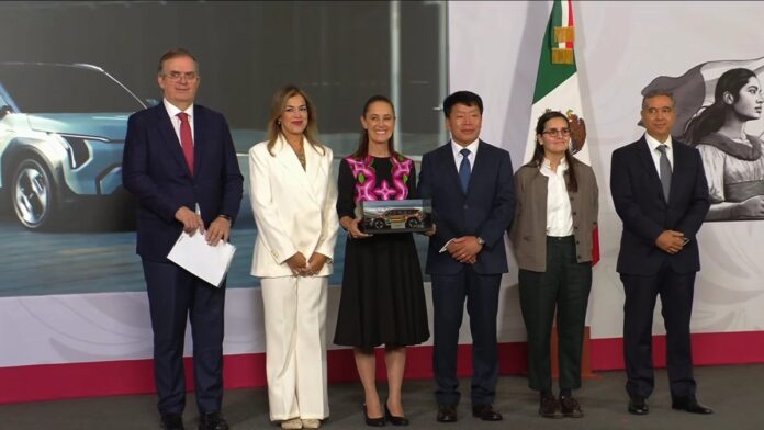Directivos de Kia anuncian inversión para producir vehículos eléctricos en la planta de Pesquería, Nuevo León.