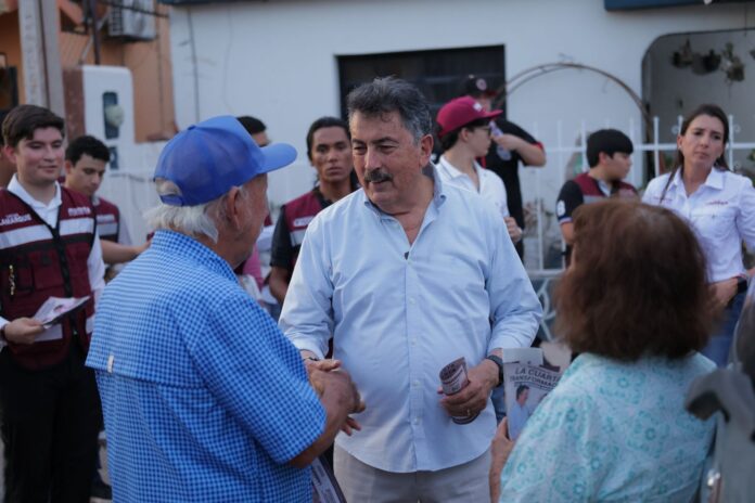 Javier Lamarque dialoga con familias durante recorrido en la colonia México de Ciudad Obregón Javier Lamarque dialoga con familias durante recorrido en la colonia México de Ciudad Obregón