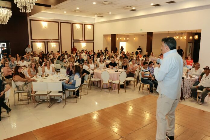 Javier Lamarque dialoga con mujeres durante asamblea informativa en Ciudad Obregón