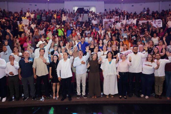 Javier Lamarque durante encuentro con militantes de Morena en Guaymas Sonora