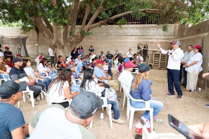 Javier Lamarque conversa con comerciantes y vecinos durante recorrido por el tianguis del Poblado Miguel Alemán