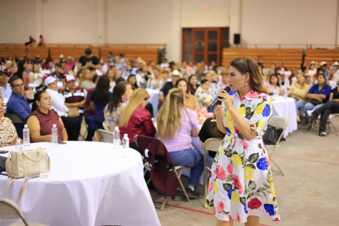Lorenia Valles durante la asamblea informativa en Álamos sobre programas de bienestar y el Plan de Justicia Guarijío.