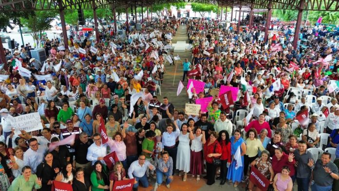Lorenia Valles durante la asamblea informativa realizada en Etchojoa, Sonora