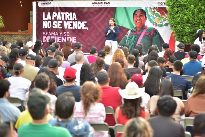 Lorenia Valles conversa con jóvenes durante encuentro en la colonia Las Minitas de Hermosillo