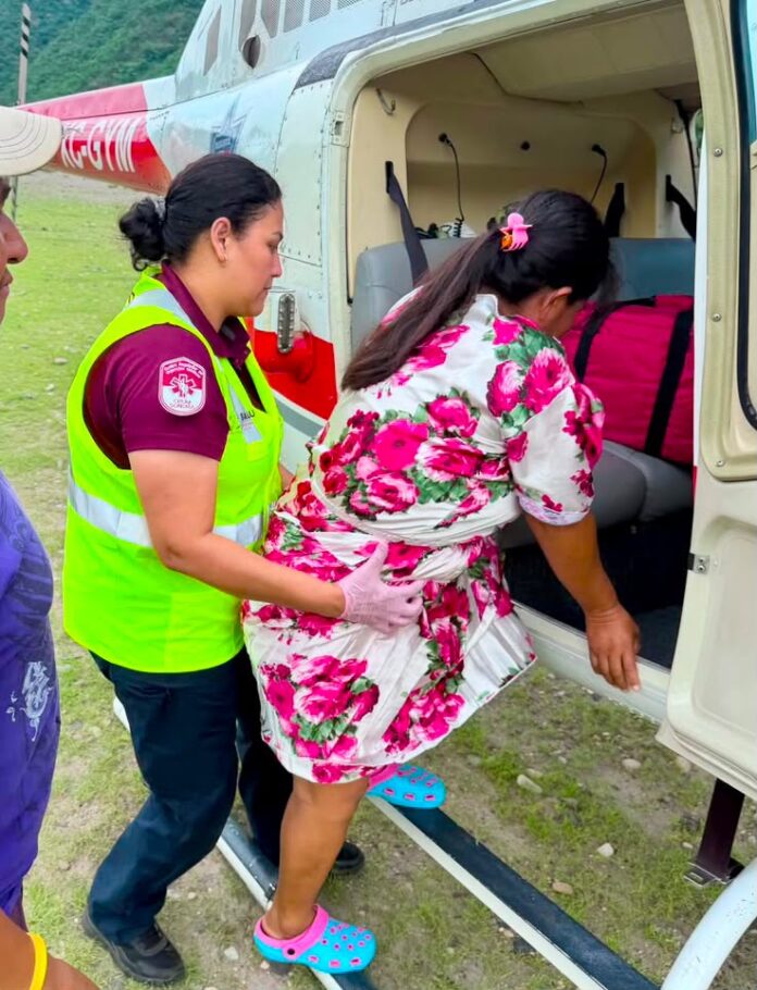 Helicóptero de la Policía Estatal durante rescate aéreo en la comunidad guarijía de Aquinavo, Sonora