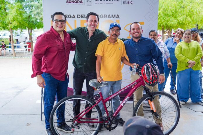 Fernando Rojo entrega bicicletas del programa EnBici a estudiantes y familias de San Pedro El Saucito.