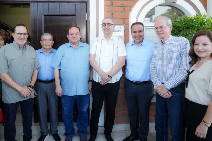 Antonio Astiazarán entrega reconocimiento del programa Peso Solar a la Fundación Cultural de Villa Satélite en Hermosillo. Antonio Astiazarán entrega reconocimiento del programa Peso Solar a la Fundación Cultural de Villa Satélite en Hermosillo.