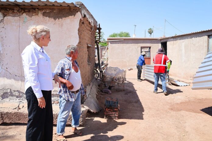 Claudia Santacruz entrega apoyos a familias afectadas por lluvias y vientos en Cajeme