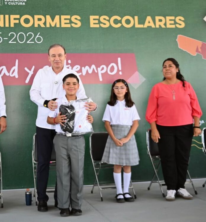 Entrega de uniformes escolares gratuitos en el CUM de Hermosillo para estudiantes de educación básica Entrega de uniformes escolares gratuitos en el CUM de Hermosillo para estudiantes de educación básica