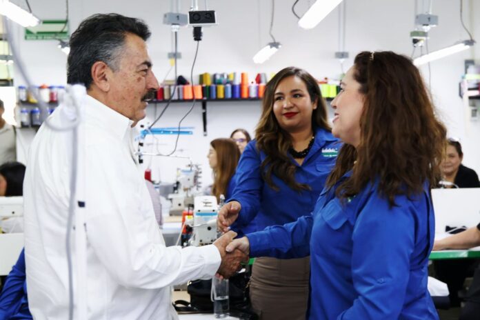 Javier Lamarque conversa con trabajadoras de General de Uniformes en Hermosillo Javier Lamarque conversa con trabajadoras de General de Uniformes en Hermosillo