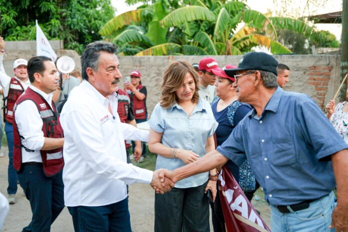 Javier Lamarque recorre la colonia Piedra Bola de Hermosillo acompañado de vecinos