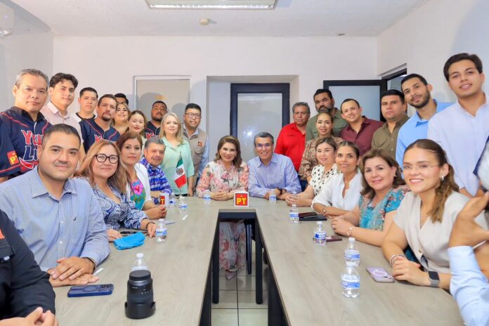 Lorenia Valles durante reunión con militantes y representantes del Partido del Trabajo en Sonora