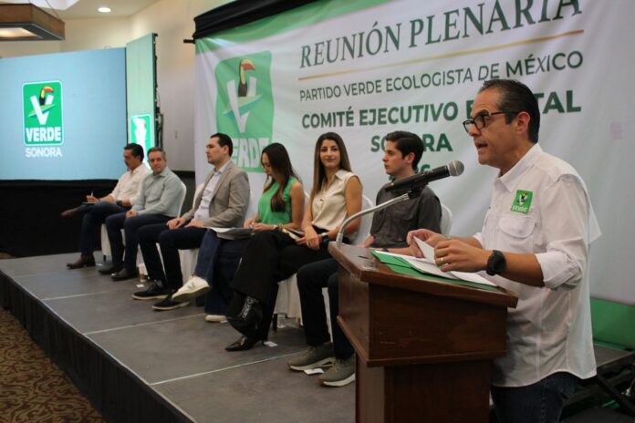 Maloro Acosta durante la reunión plenaria del Partido Verde en Sonora rumbo a 2027