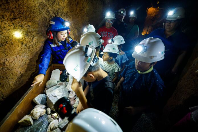 Niñas y niños de La Colorada visitan Museo de Minería de AIMMGM Sonora