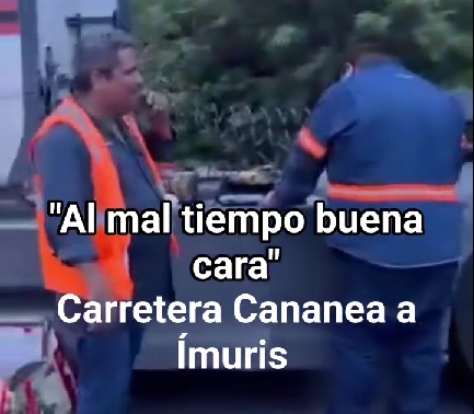 Trailero y compañeros hacen tamaliza durante espera en carretera Cananea-Ímuris Trailero y compañeros hacen tamaliza durante espera en carretera Cananea-Ímuris
