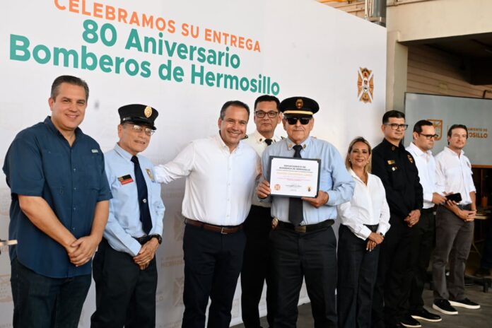 Toño Astiazarán reconoce a veteranos de Bomberos de Hermosillo por 80 años de servicio