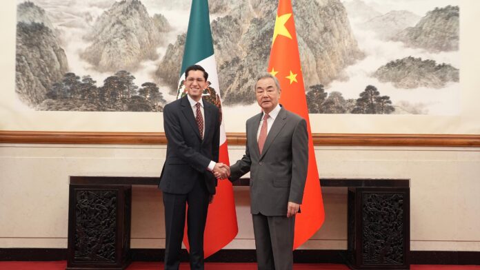 Wang Yi y Roberto Velasco durante reunión diplomática entre China y México en Beijing