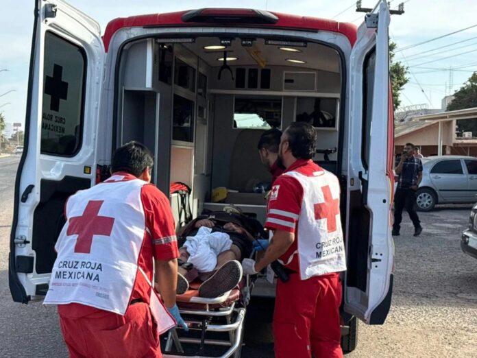 Ambulancia de Cruz Roja y socorristas durante atención de una emergencia en Sonora