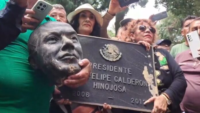 Manifestantes dañan estatua de Felipe Calderón en Los Pinos