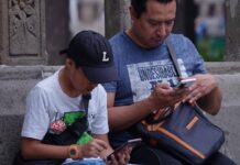 Celulares estarán prohibidos en primarias y secundarias desde el 3 de noviembre Sheinbaum confirmó que desde el 3 de noviembre los alumnos de primaria y secundaria no podrán usar celulares en la escuela ni durante el recreo.
