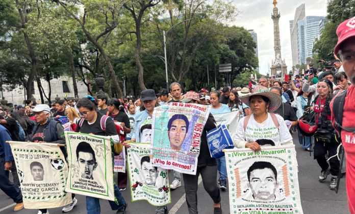 Marcha por los 43 normalistas de Ayotzinapa avanza hacia el Zócalo