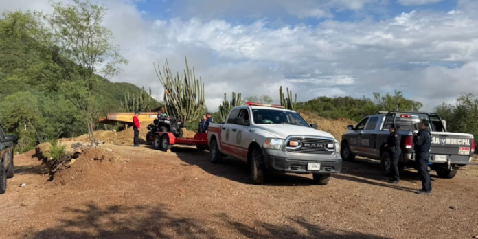 Camioneta arrastrada por corriente de arroyo en Soyopa Sonora Camioneta arrastrada por corriente de arroyo en Soyopa Sonora