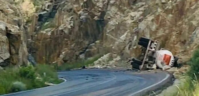 Pipa que transportaba ácido sulfúrico volcada en la carretera Cananea-Ímuris en Sonora