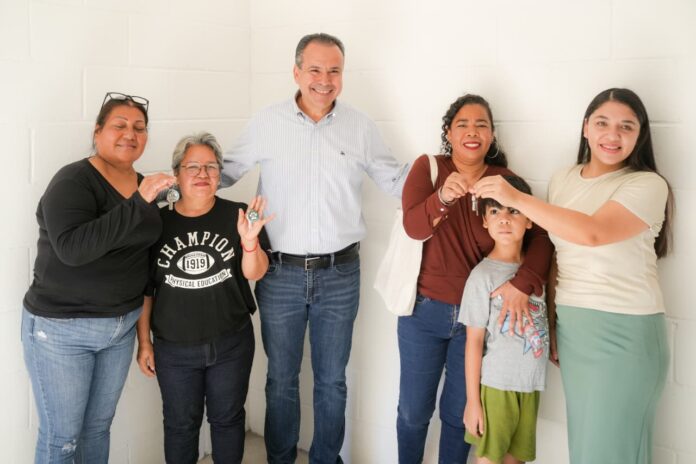 Toño Astiazarán entrega cuartos adicionales a familias de El Ranchito en Hermosillo
