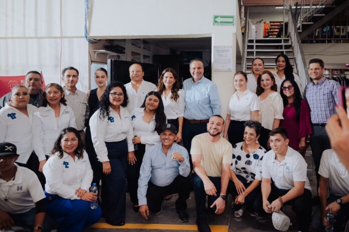 Toño Astiazarán y Patty Ruibal apoyan a asociaciones de Hermosillo con paneles solares