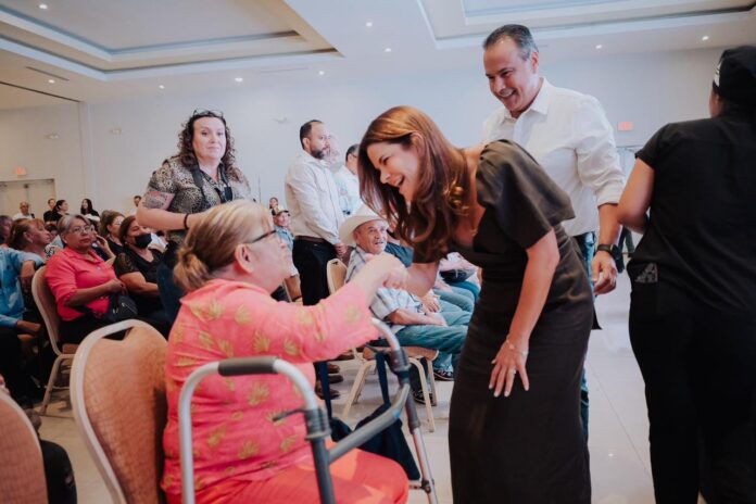 Toño Astiazarán y su esposa Patricia Ruibal entregan prótesis dentales a beneficiarios de Construyendo Sonrisas en Hermosillo