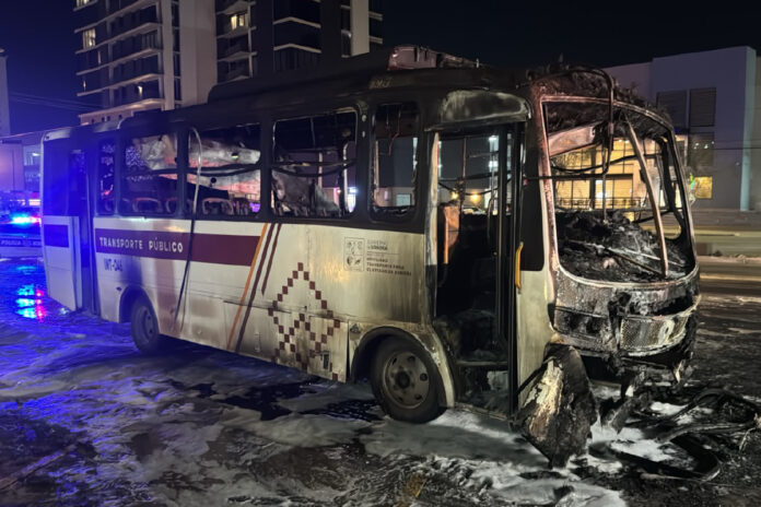 Se incendia camión urbano en Hermosillo; no hay lesionados