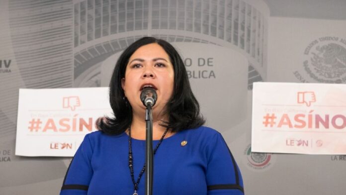 Alejandra León Gastélum durante revisión en frontera entre Mexicali y Calexico
