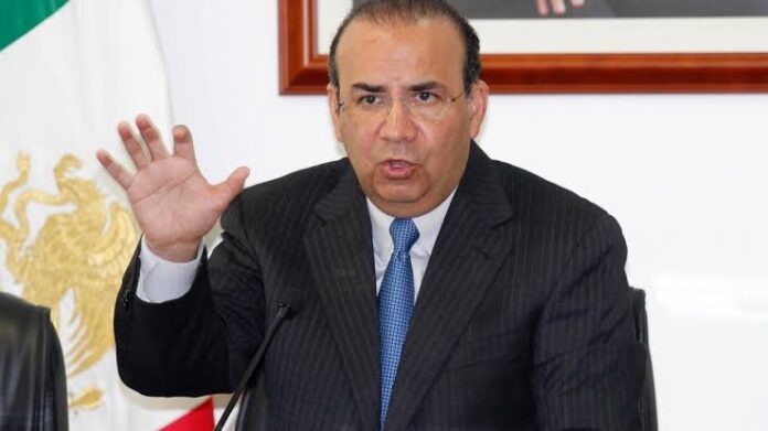 Empresario acusado de extorsión contra Alfonso Navarrete Prida escapa tras audiencia en juzgados de Barrientos
