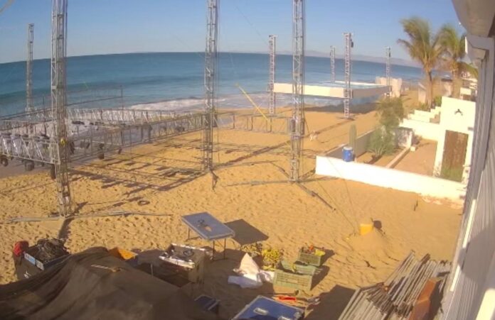 Escenario instalado en playa de Bahía de Kino frente a viviendas Escenario instalado en playa de Bahía de Kino frente a viviendas